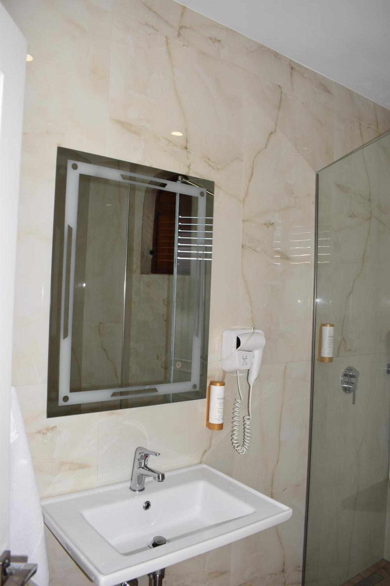 Cosmo Beach Hotel Durrës Buitenkant foto