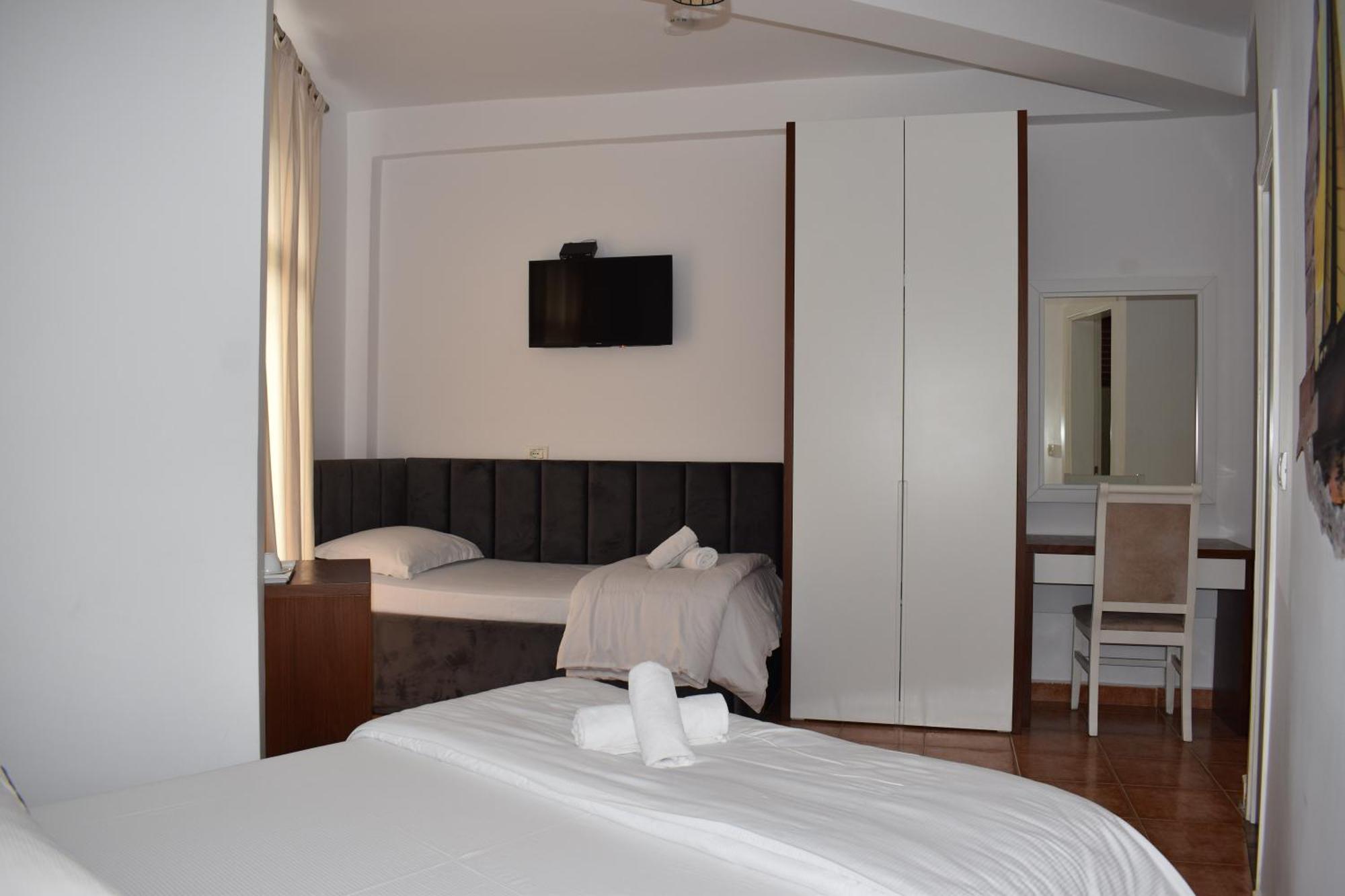 Cosmo Beach Hotel Durrës Buitenkant foto